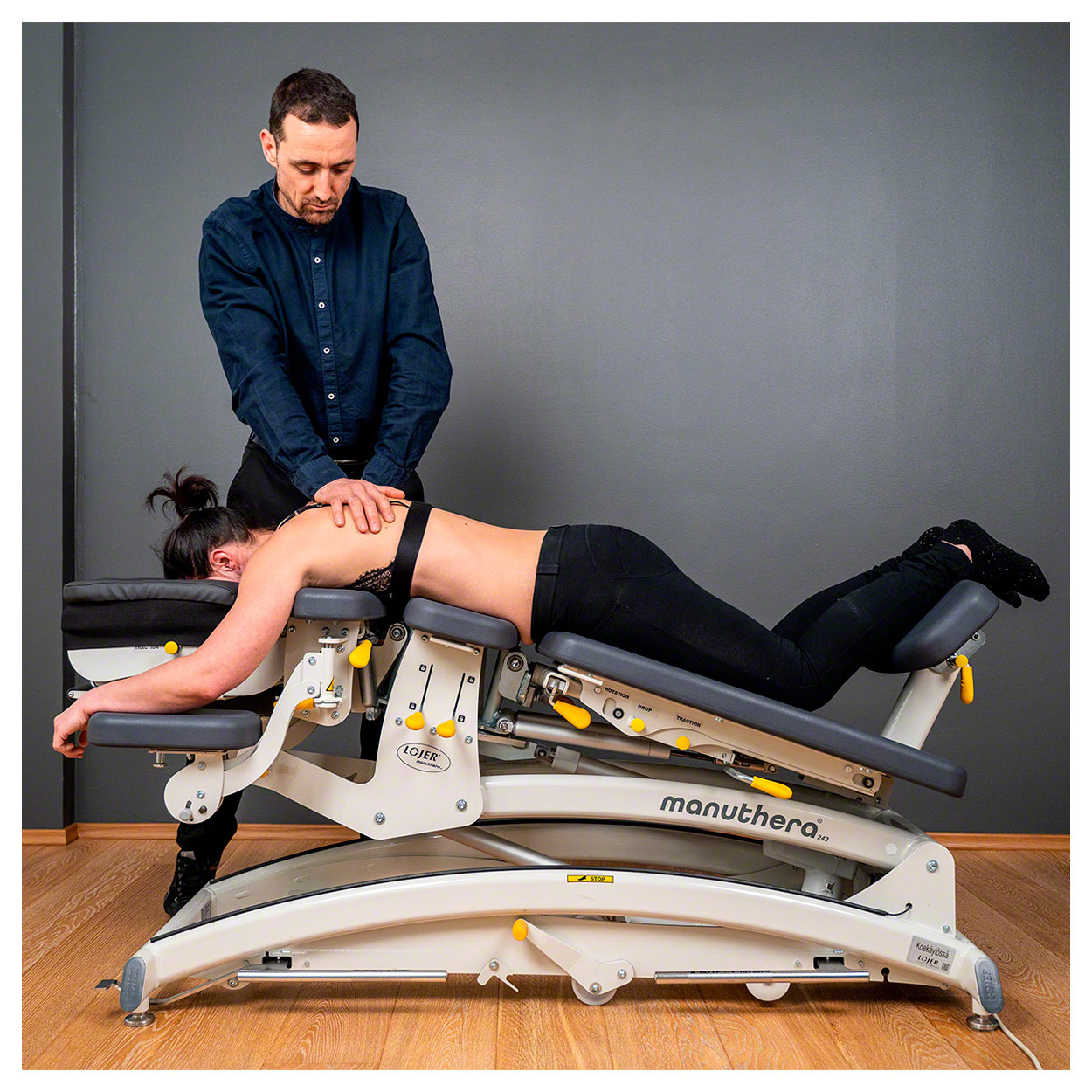 Lojer Therapieliege Manuthera Modell 242, Grauweiß mit Akkuantrieb