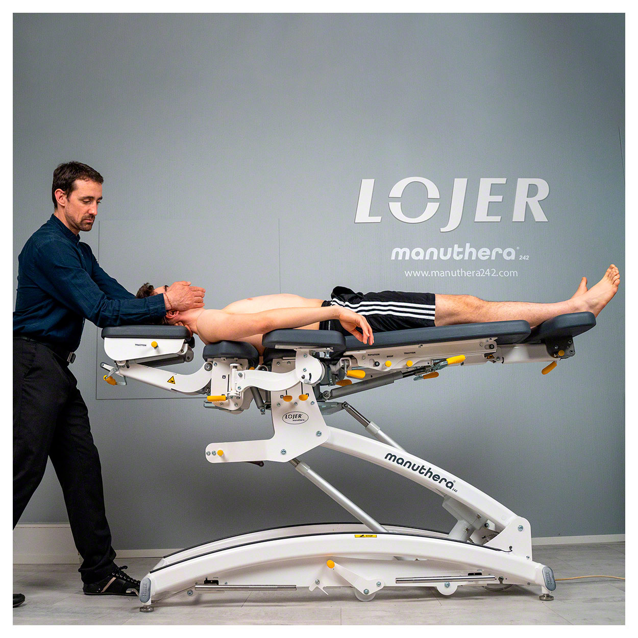 Lojer Therapieliege Manuthera Modell 242, Grauweiß mit Akkuantrieb