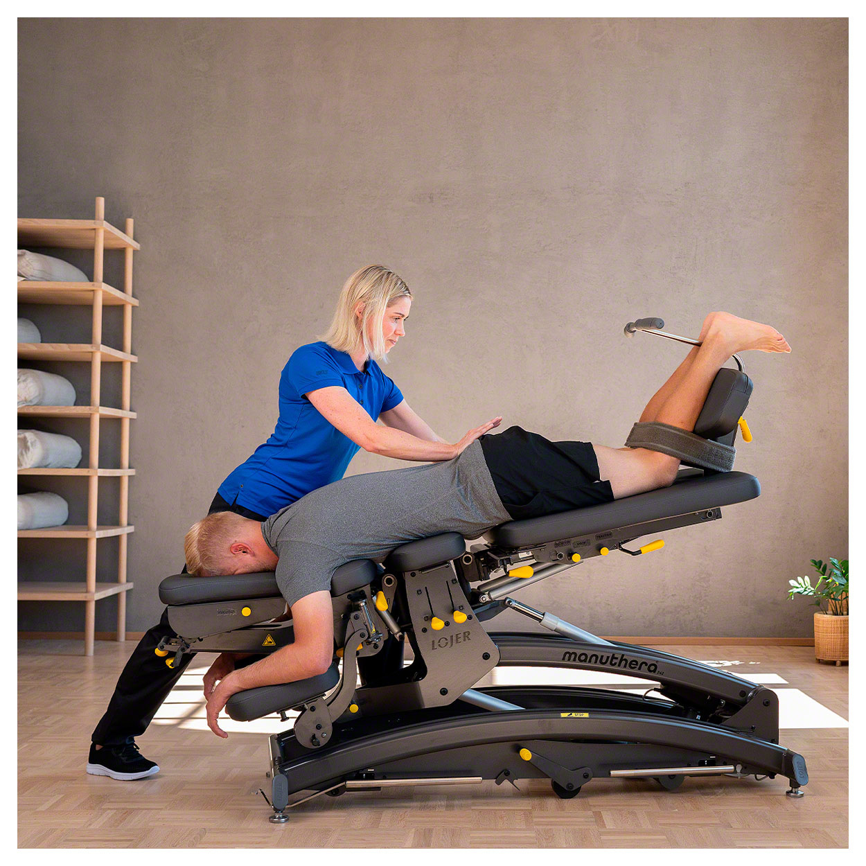 Lojer Therapieliege Manuthera Modell 242, mit Akkuantrieb, anthrazit